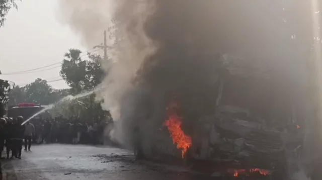যাত্রীবাহী চলন্ত বাসে আগুন