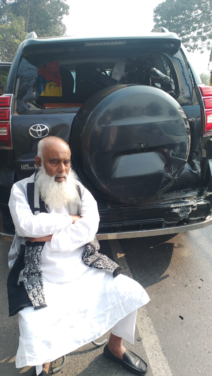 অটোরিকশাকে বাঁচাতে গিয়ে বাসের ধাক্কায় দুর্ঘটনার কবলে মনিরুল হক চৌধুরীর গাড়ি