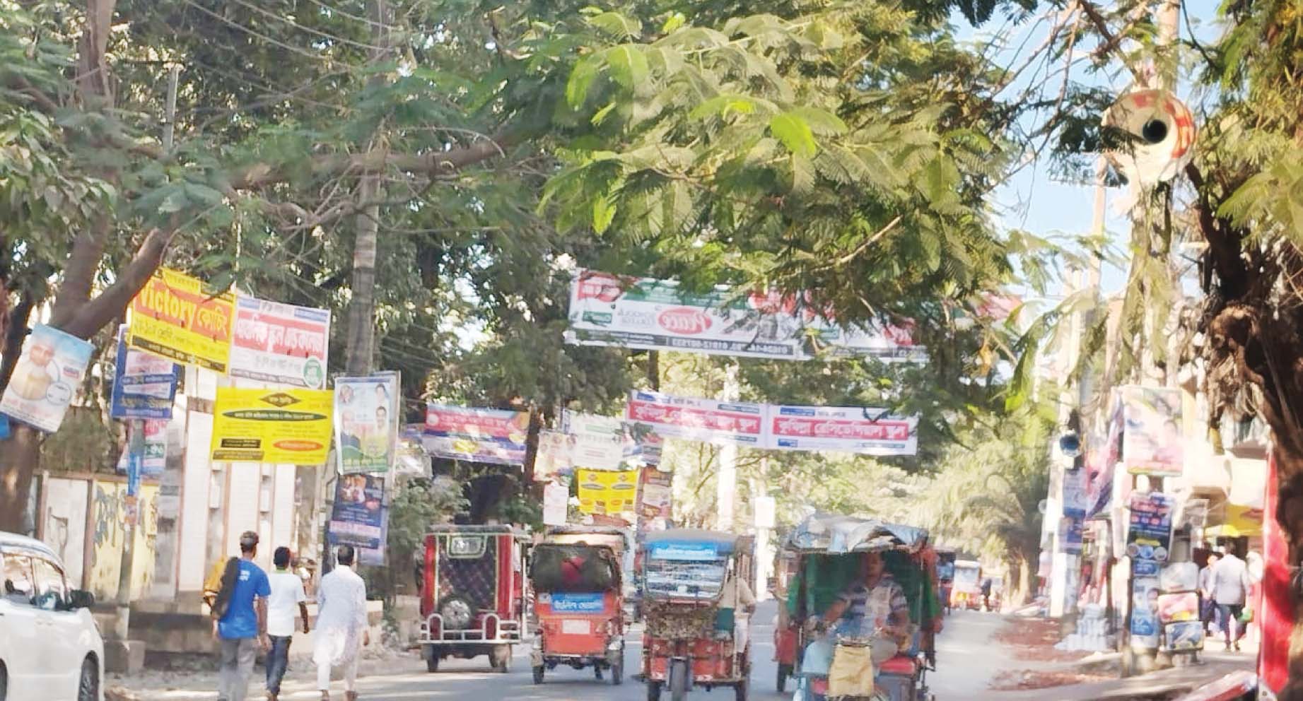 ওয়াজ ঈদগাহ মাঠে, মাইক বাজছে জিলা স্কুলের সামনে