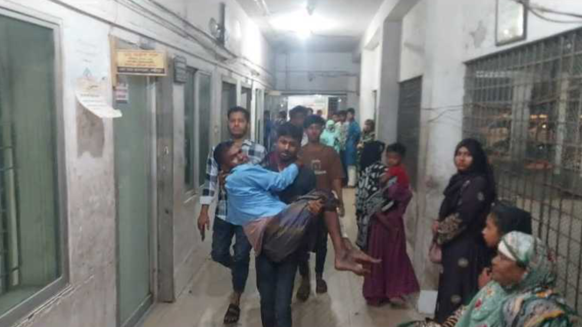 লক্ষ্মীপুরে দুপক্ষের গোলাগুলিতে পথচারী আহত