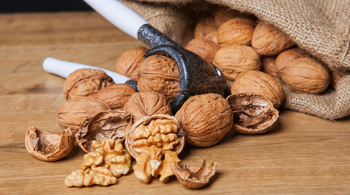 প্রতিদিন আখরোট খাওয়ার কিছু উপকারিতা