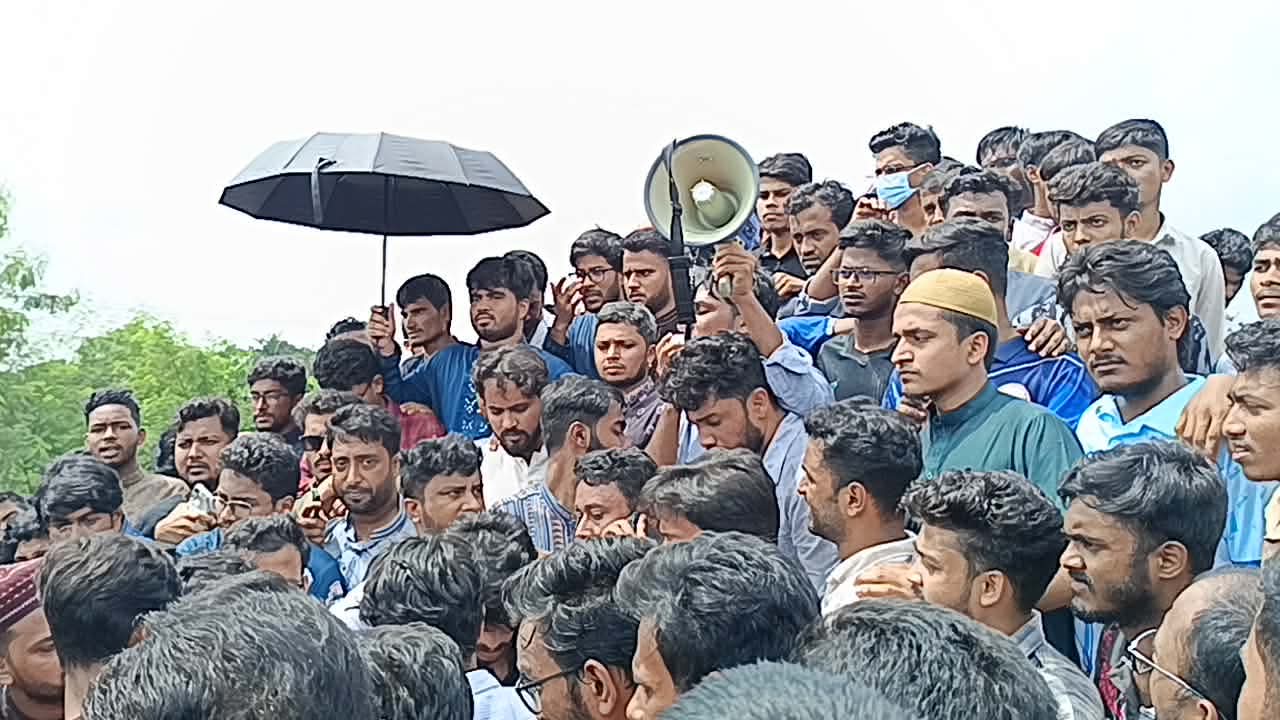 ৪ দফা দাবি দিয়ে ঢাকা-চট্টগ্রাম মহাসড়ক অবরোধ স্থগিত করলেন শিক্ষার্থীরা