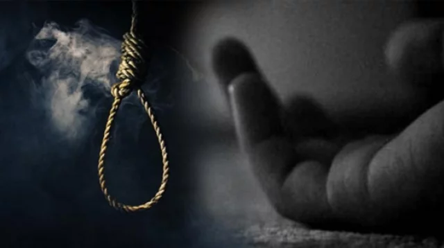 গলায় ফাঁস লাগানো অবস্থায় ঝুলছিল গৃহবধূ