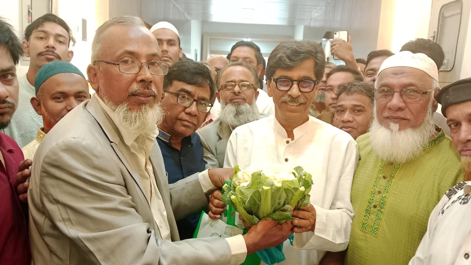কৃষি,খাদ্য, মৎস্য এবং প্রাণিসম্পদমন্ত্রী ইয়াছিনকে বরই এবং ফুলকপি দিয়ে বরণ করলেন মতিন সৈকত