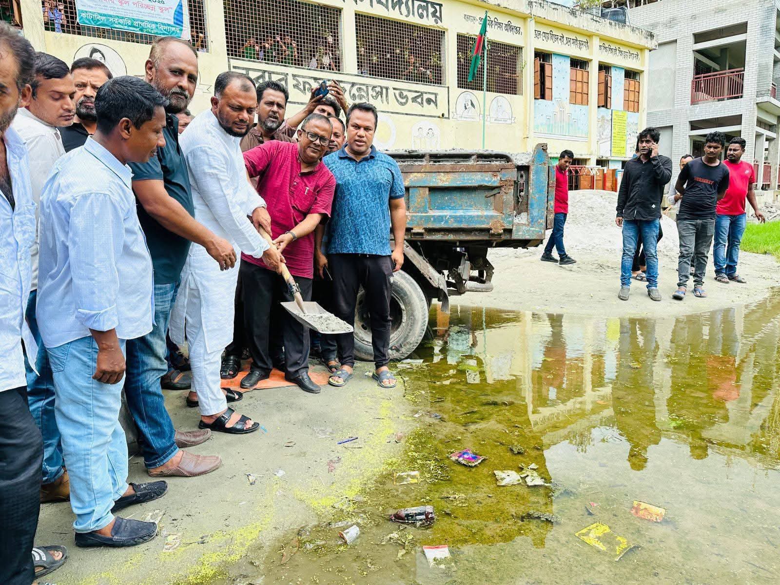 স্কুল মাঠের জলাবদ্ধতা নিরসনে টিপু