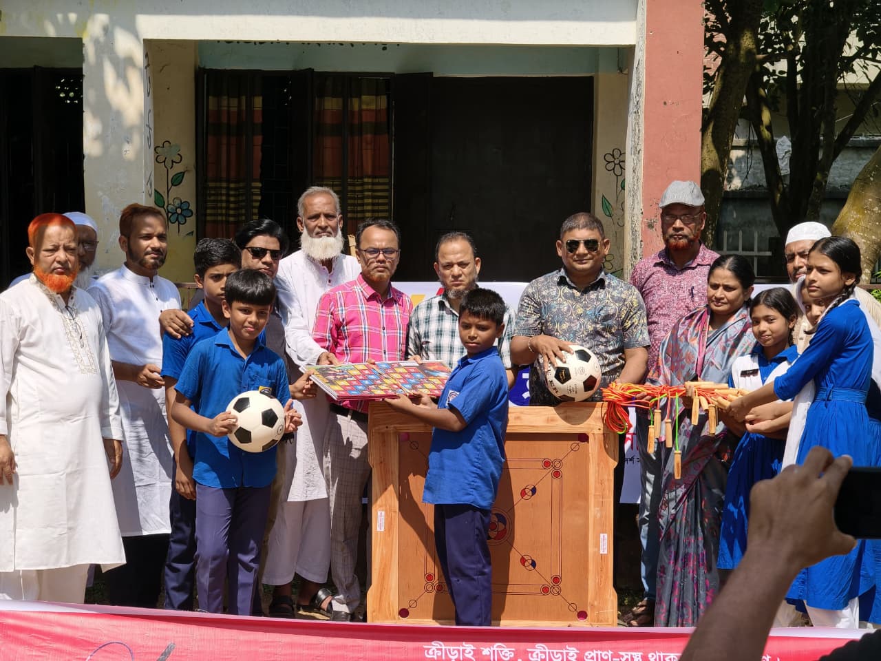 আবদুস সামাদ ফাউন্ডেশনের উদ্যোগে বারপাড়া রাবেয়া সরকারি প্রাথমিক বিদ্যালয়ে শিক্ষা সামগ্রী বিতরণ
