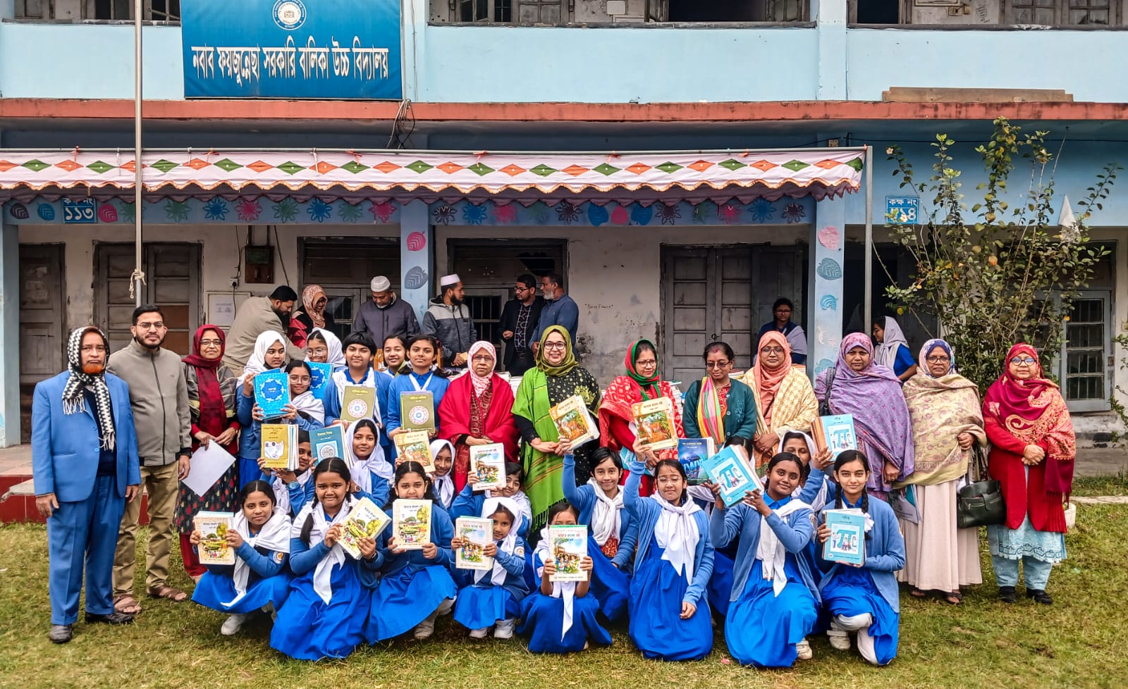 কুমিল্লায় মাধ্যমিকের ৩০ শতাংশ বই পায়নি শিক্ষার্থীরা, প্রাথমিকে শিশুদের হাতে হাতে নতুন বই