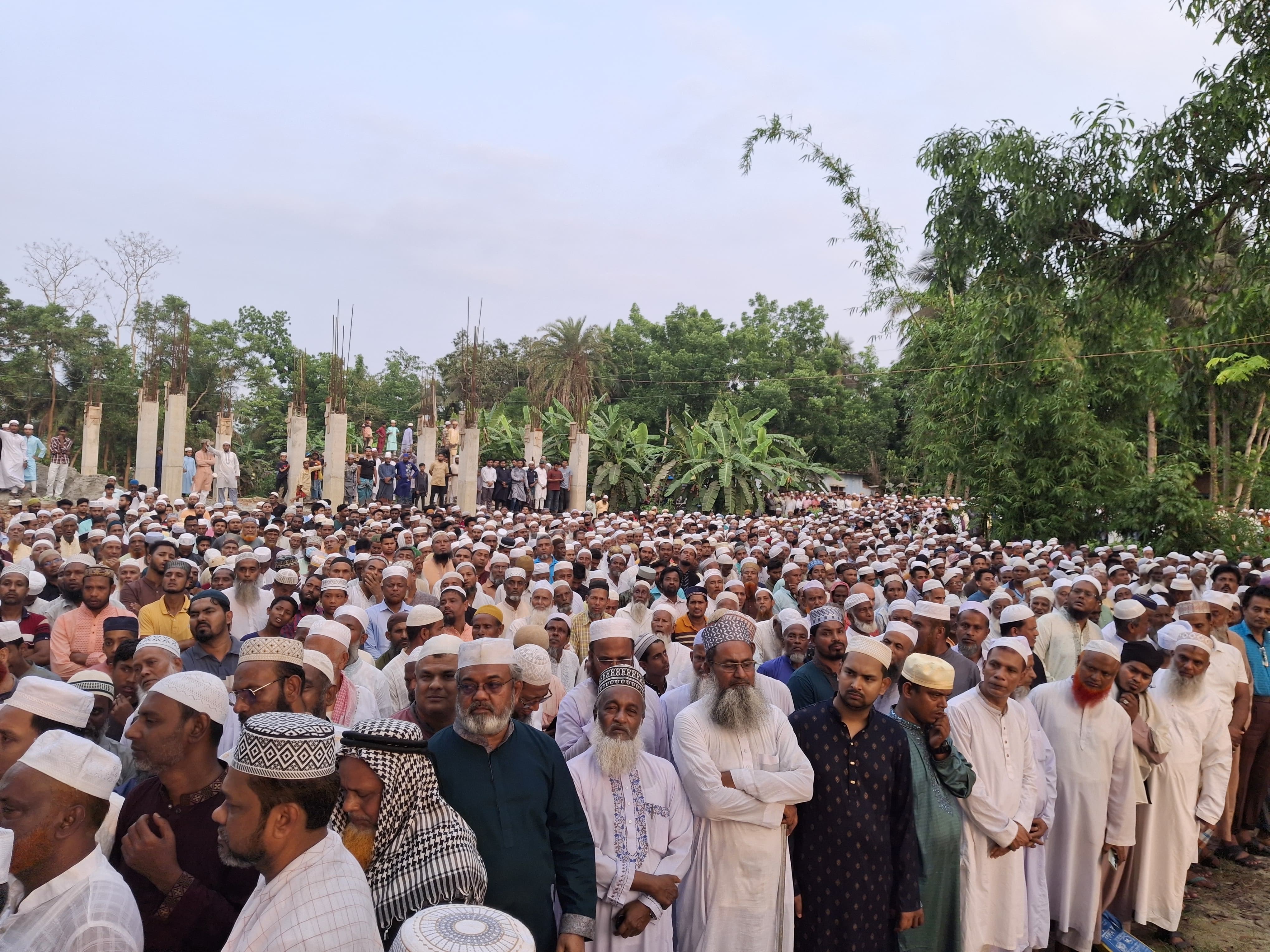প্রখ্যাত পীর বড় হুজুরের জানাজায় মানুষে ঢল