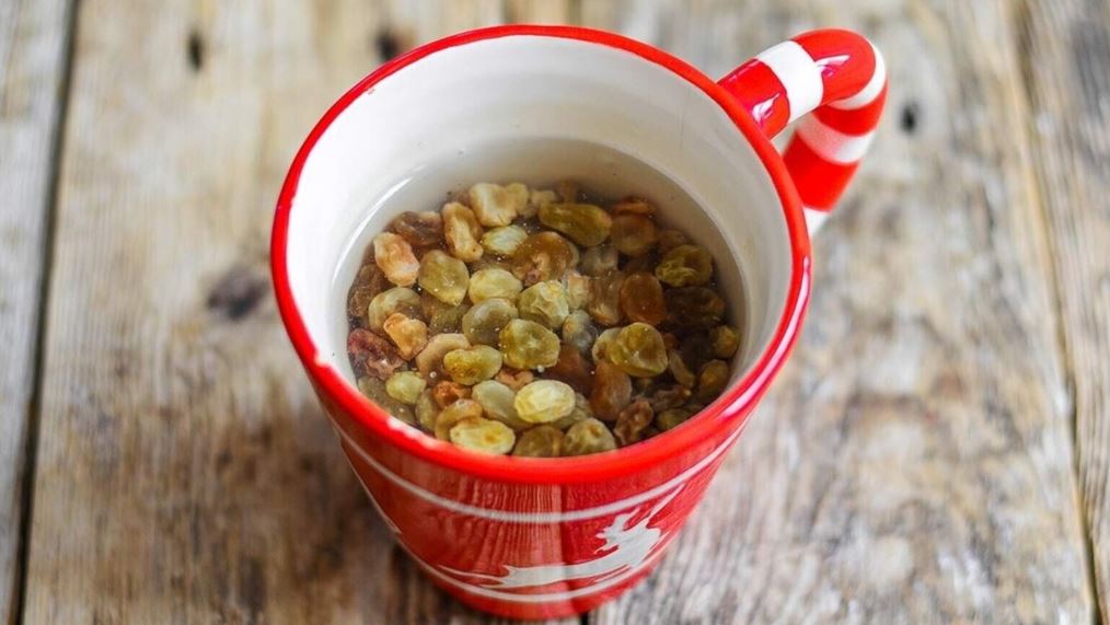 সুন্দর ত্বকের জন্য এক গ্লাস কিশমিশ ভেজানো পানিই যথেষ্ট