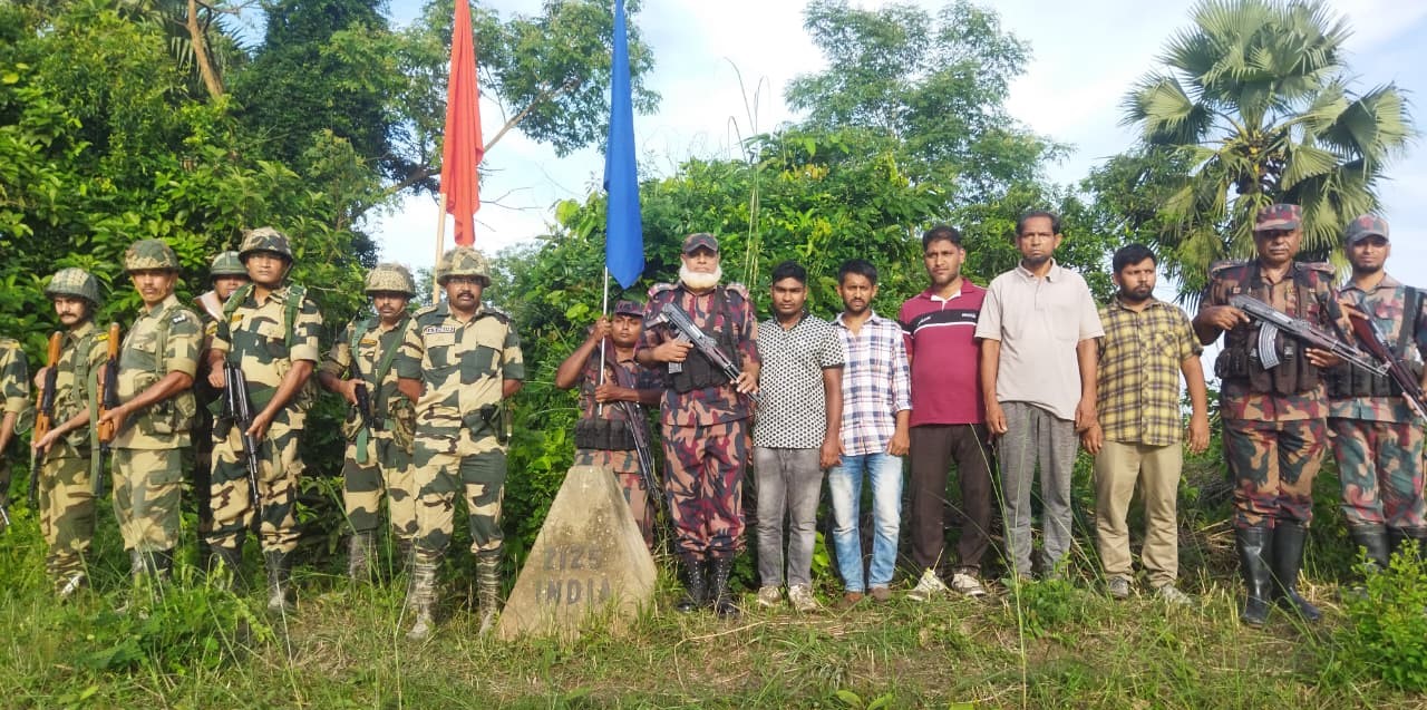 পাঁচ বাংলাদেশিকে ফেরত দিল বিএসএফ