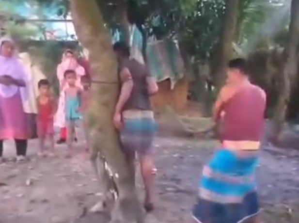 কুমিল্লার চৌদ্দগ্রামে চুরির অপবাদে যুবককে গাছের সঙ্গে বেঁধে নির্যাতন
