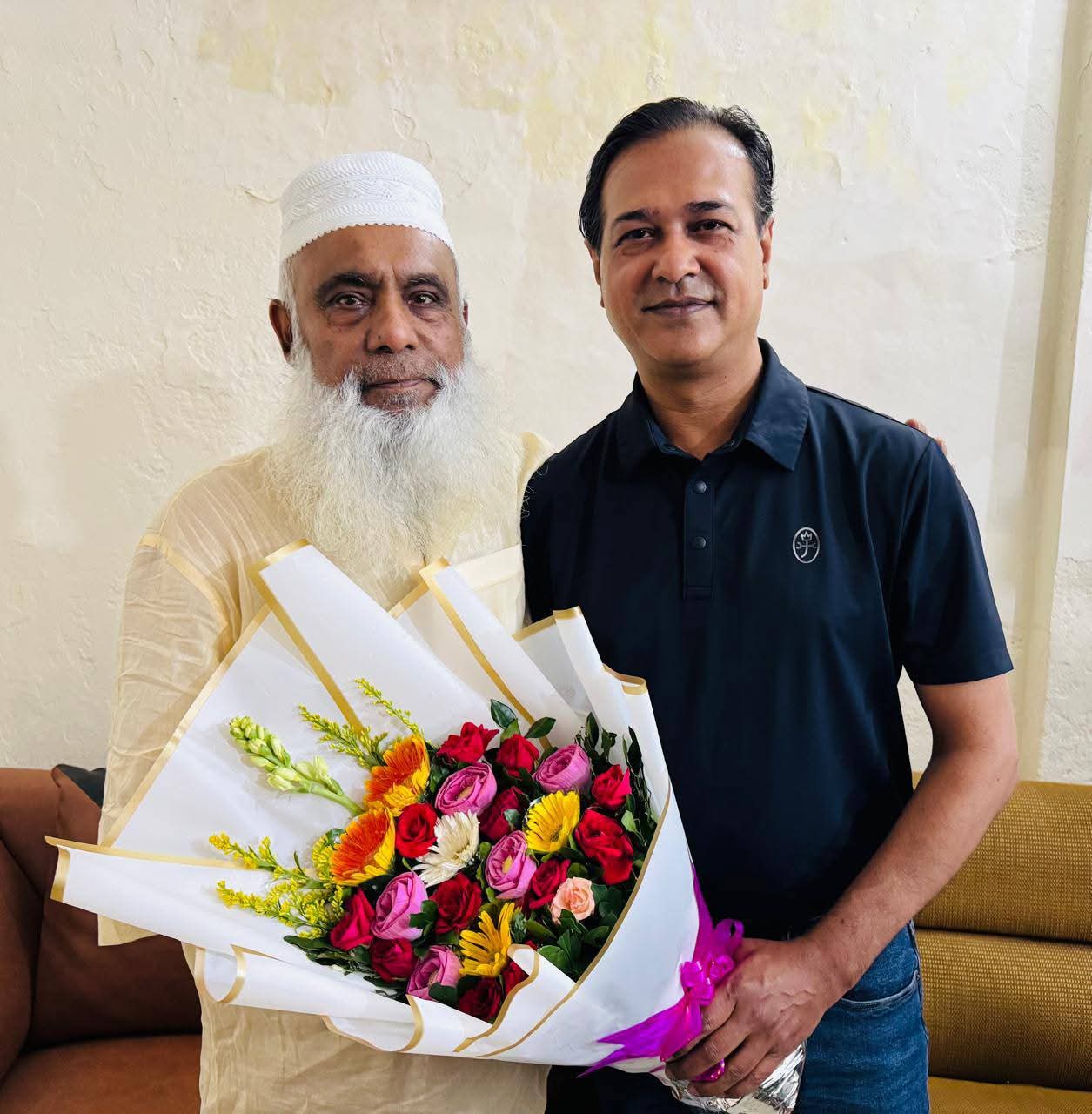 কুমিল্লা- ৬ আসনে বিএনপির প্রার্থী মনিরুল হক চৌধুরীকে ফুলেল শুভেচ্ছা জানিয়ছেন সংগীত শিল্পী আসিফ আকবর