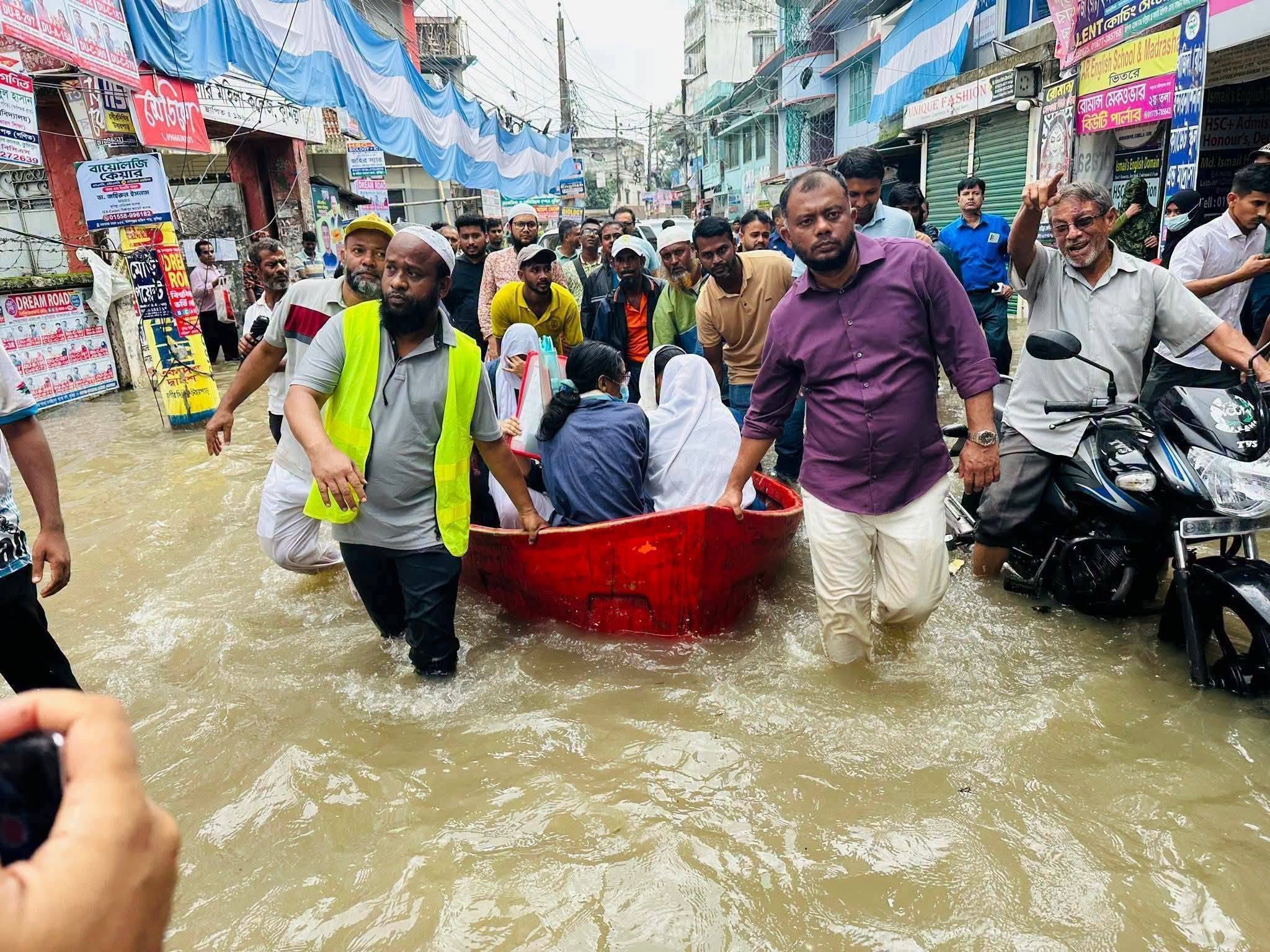 করোনার পর এবার জলাবদ্ধতায় এইচএসসি পরীক্ষার্থীদের পাশে বিবেকের টিপু