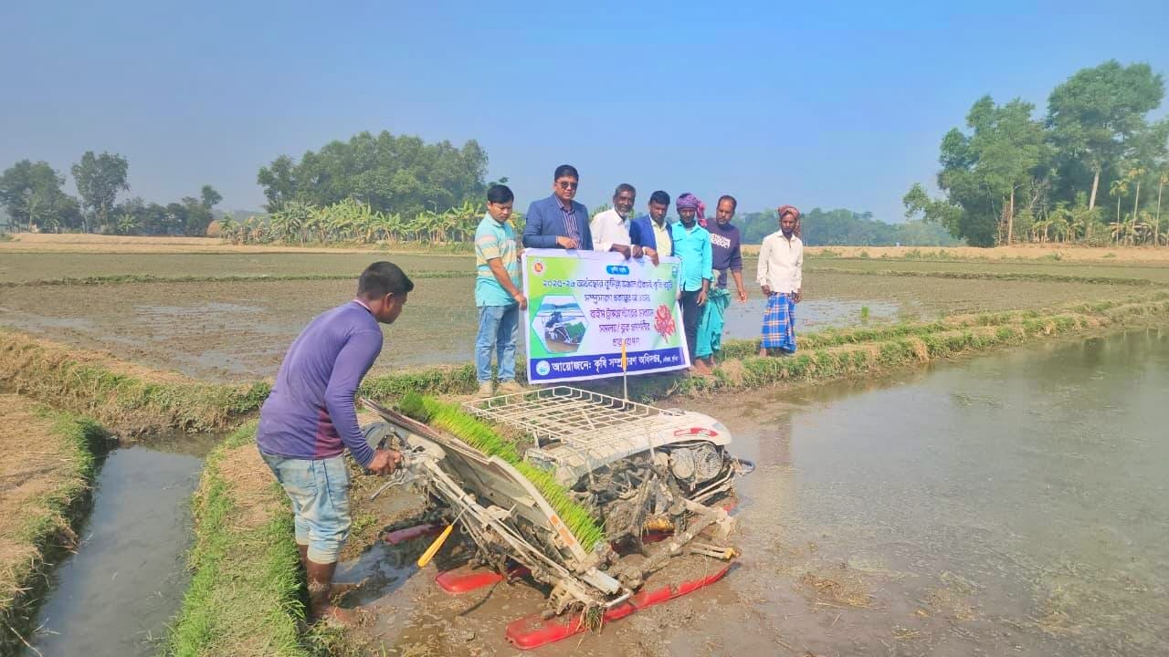 রাইস ট্রান্সপ্লান্ট মেশিন ব্যবহারে সাশ্রয় হচ্ছে কৃষকের অর্থ ও সময়