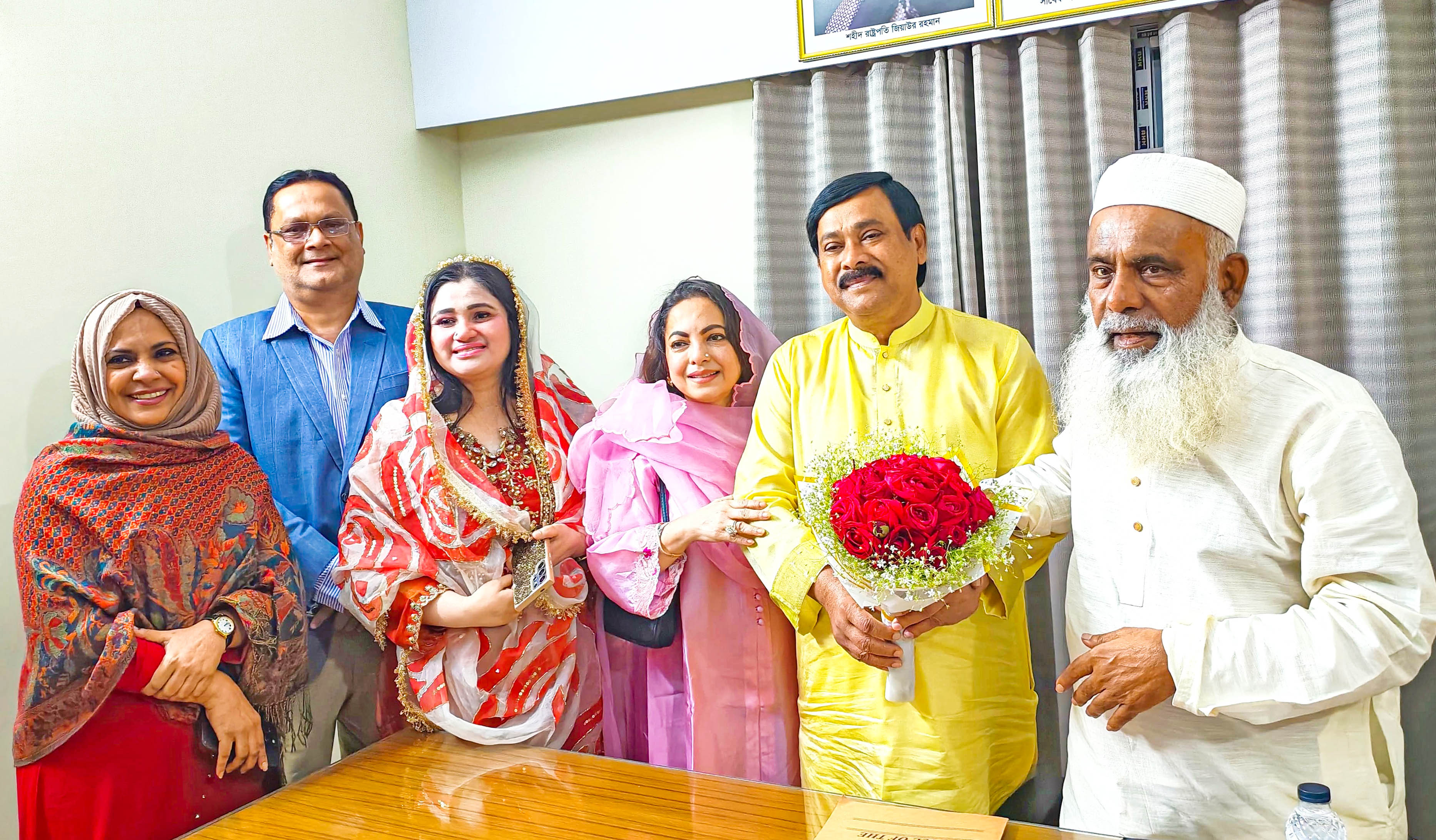 কুমিল্লা-৬ আসনে বিজয়ী বিএনপির প্রার্থী মনিরুল হক চৌধুরীকে ফুলেল শুভেচ্ছা