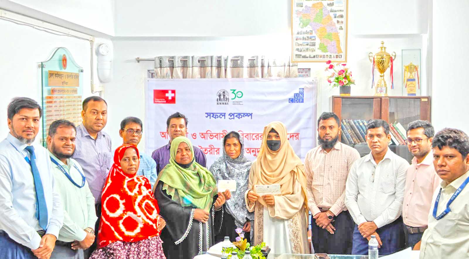 ‘রামরু’র উদ্যোগে নারী উদ্যোক্তাদের মধ্যে চেক বিতরণ