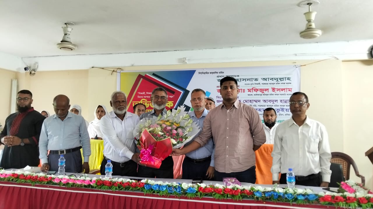 সন্তানের সাথে দূরত্ব তৈরি করবেন না: হাসনাত আবদুল্লাহ