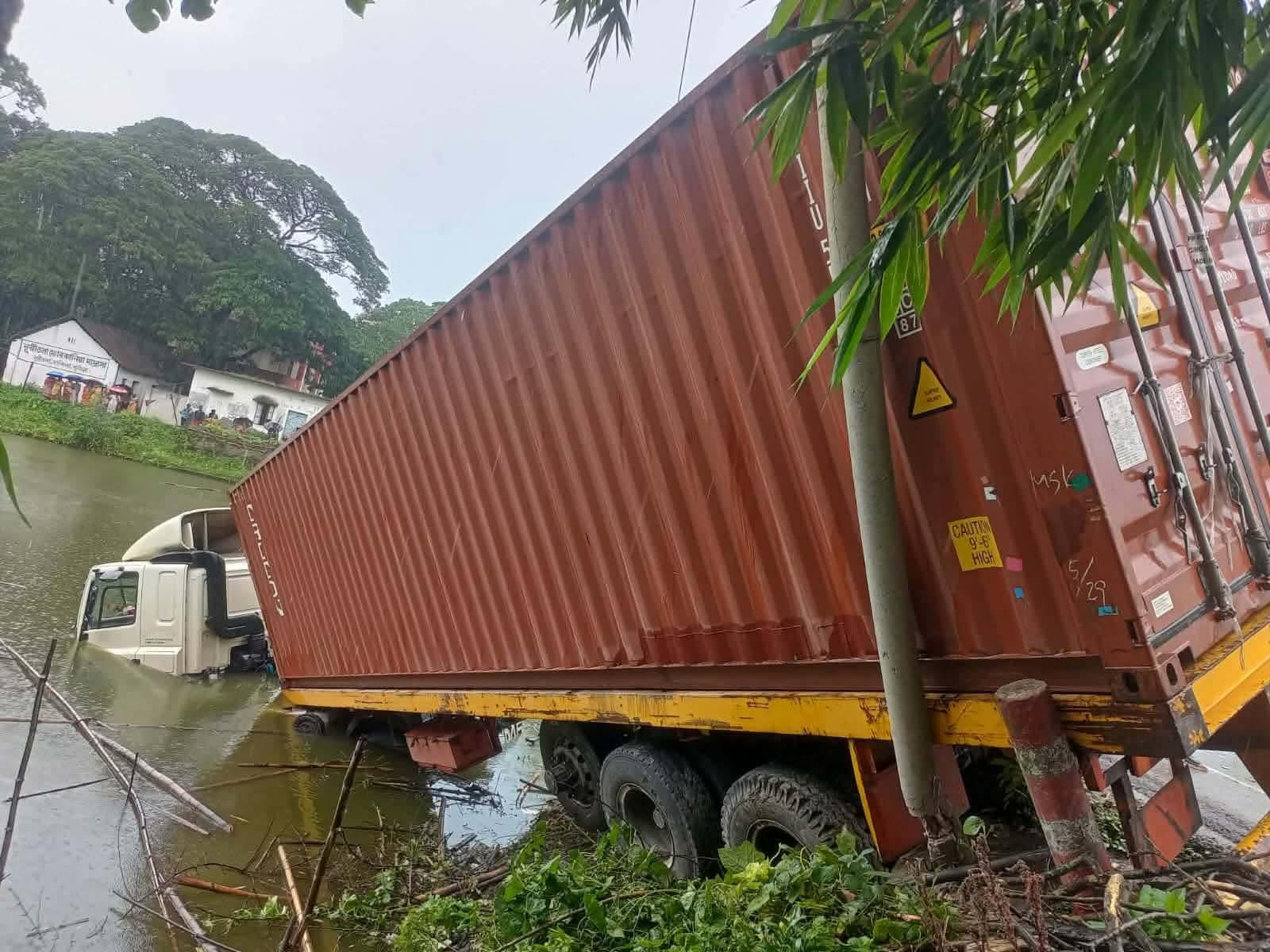 চান্দিনায় অটোরিকশাকে ধাক্কা দিয়ে পুকুরে লরি, নিহত ২