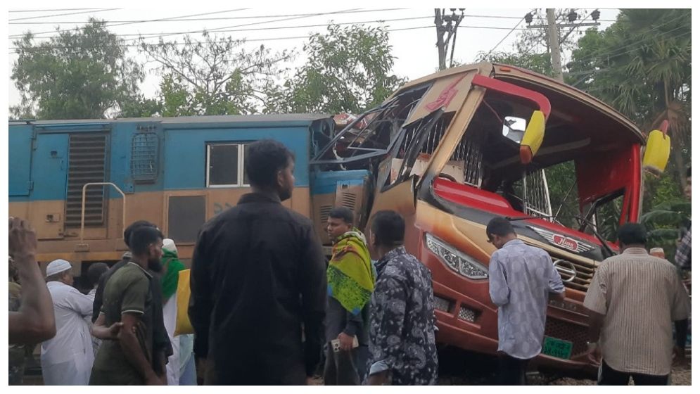 কুমিল্লায় বাস-ট্রেন সংঘর্ষে হতাহতের ঘটনায় প্রধান আসামি গ্রেপ্তার