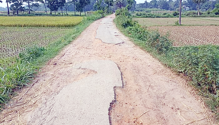 বুড়িচংয়ের সড়কের বেহাল দশা, ৮ বছরেও কোনো সংস্কার হয়নি