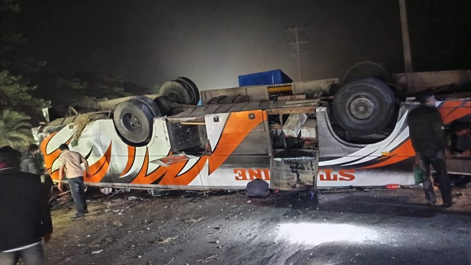 চান্দিনায় যাত্রীবাহীবাস উল্টে নিহত ২, আহত ১৫