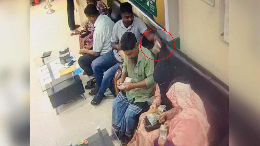 ৪ লাখ টাকা নিয়ে পালাল পাশে থাকা চোর