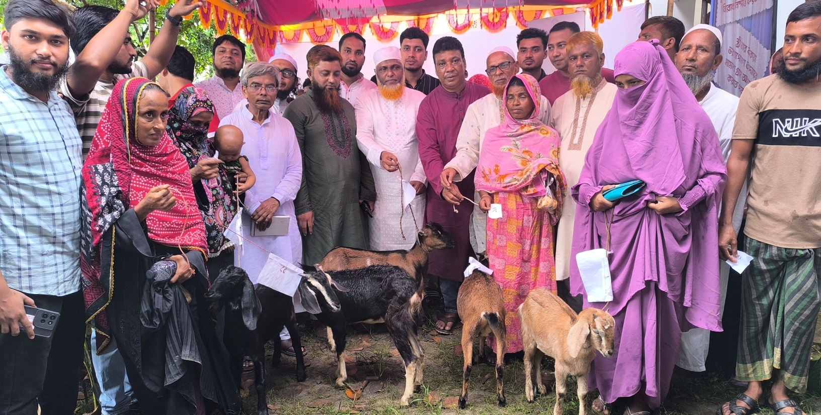 দেবীদ্বারে ৩৬ দরিদ্র অসহায় পরিবার পেল ৩৬ টি ছাগল