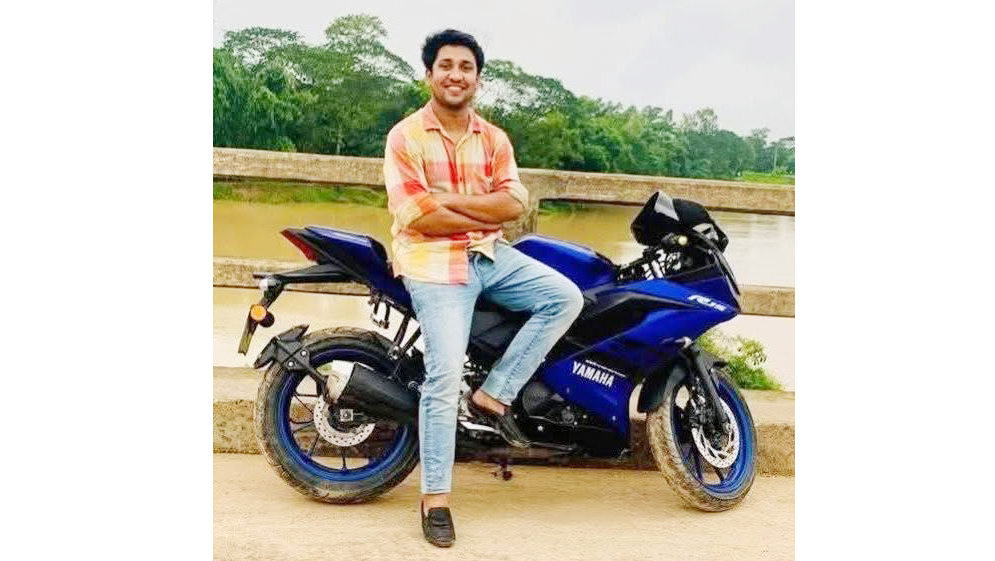 দ্রুত গতির মোটরসাইকেলের গাছে ধাক্কা, ছিটকে পড়ে কলেজ ছাত্র নিহত