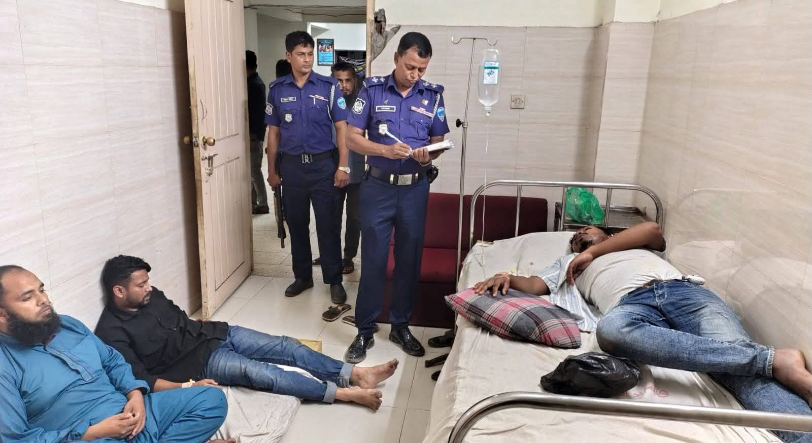 ৮ সাংবাদিকের উপর সন্ত্রাসী হামলা: মোবাইল, ক্যামেরা ছিনতাই