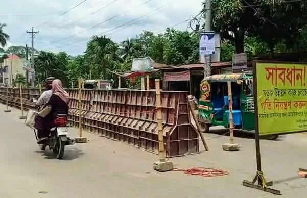 দেবীদ্বারে যানজট নিরসনে কুমিল্লা-সিলেট মহাসড়কে রুট ডিভাইডার নির্মাণ