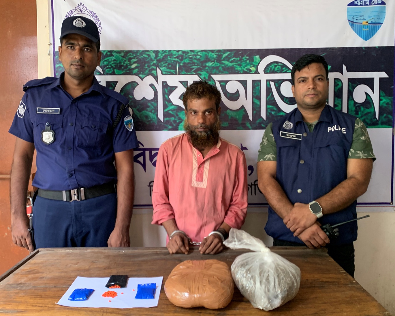 ক্রেতা সেজে মাদক কারবারীকে পুলিশে দিল কিশোর