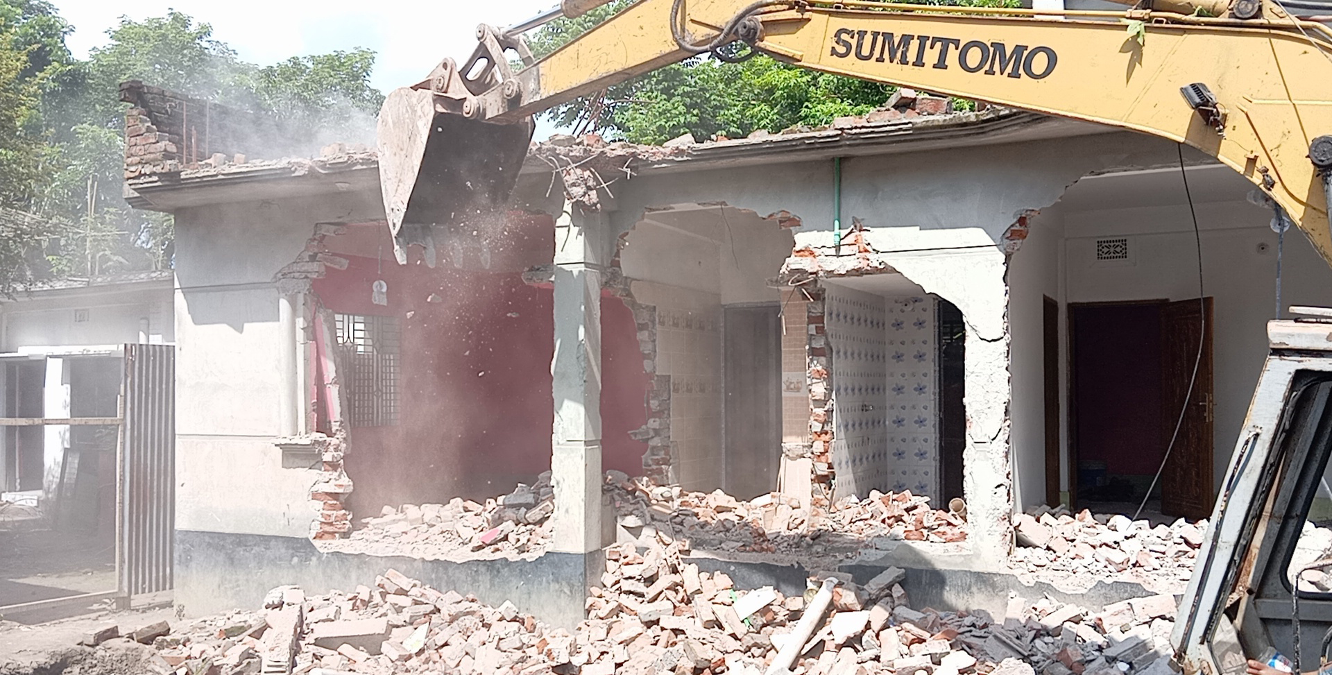 সড়কের জায়গা দখল মুক্ত করতে ভ্রাম্যমান আদালতের অভিযান: ৪ ভবন ও ২ দোকান উচ্ছেদ