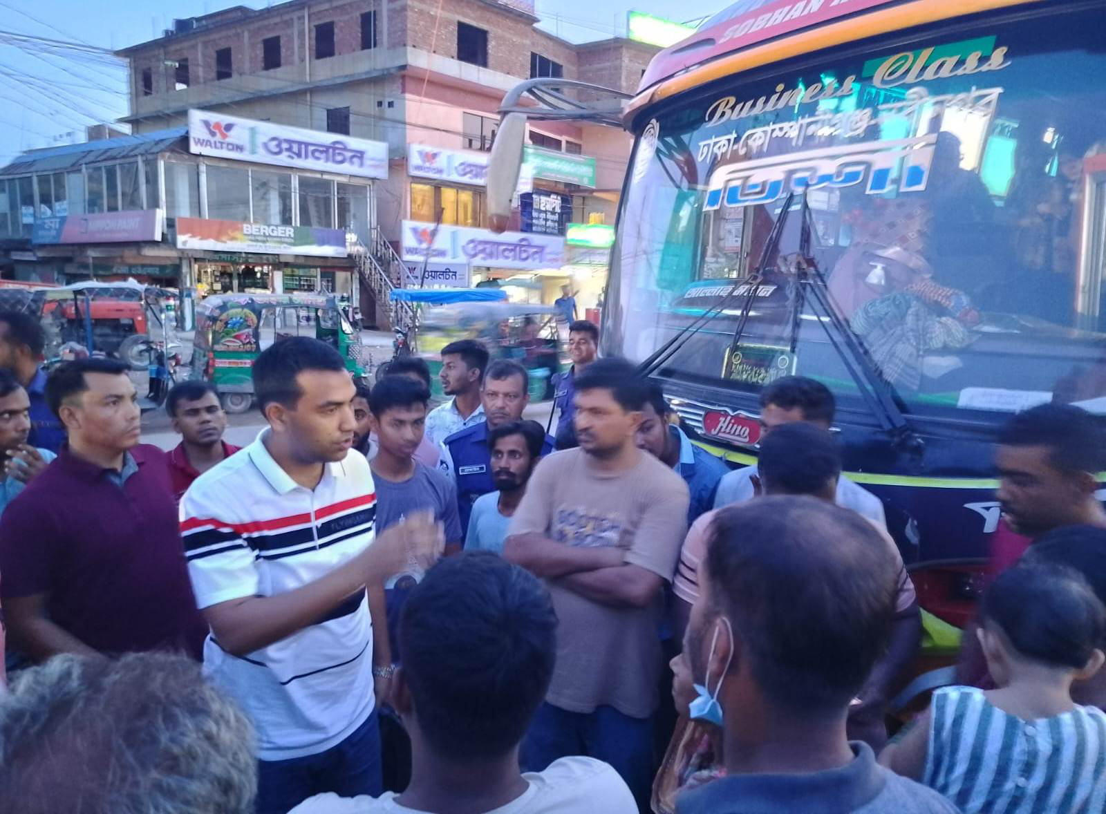 দেবীদ্বারে ট্রাফিক পুলিশকে মারধর; তিশার চালক আটক ও গাড়ি জব্দ
