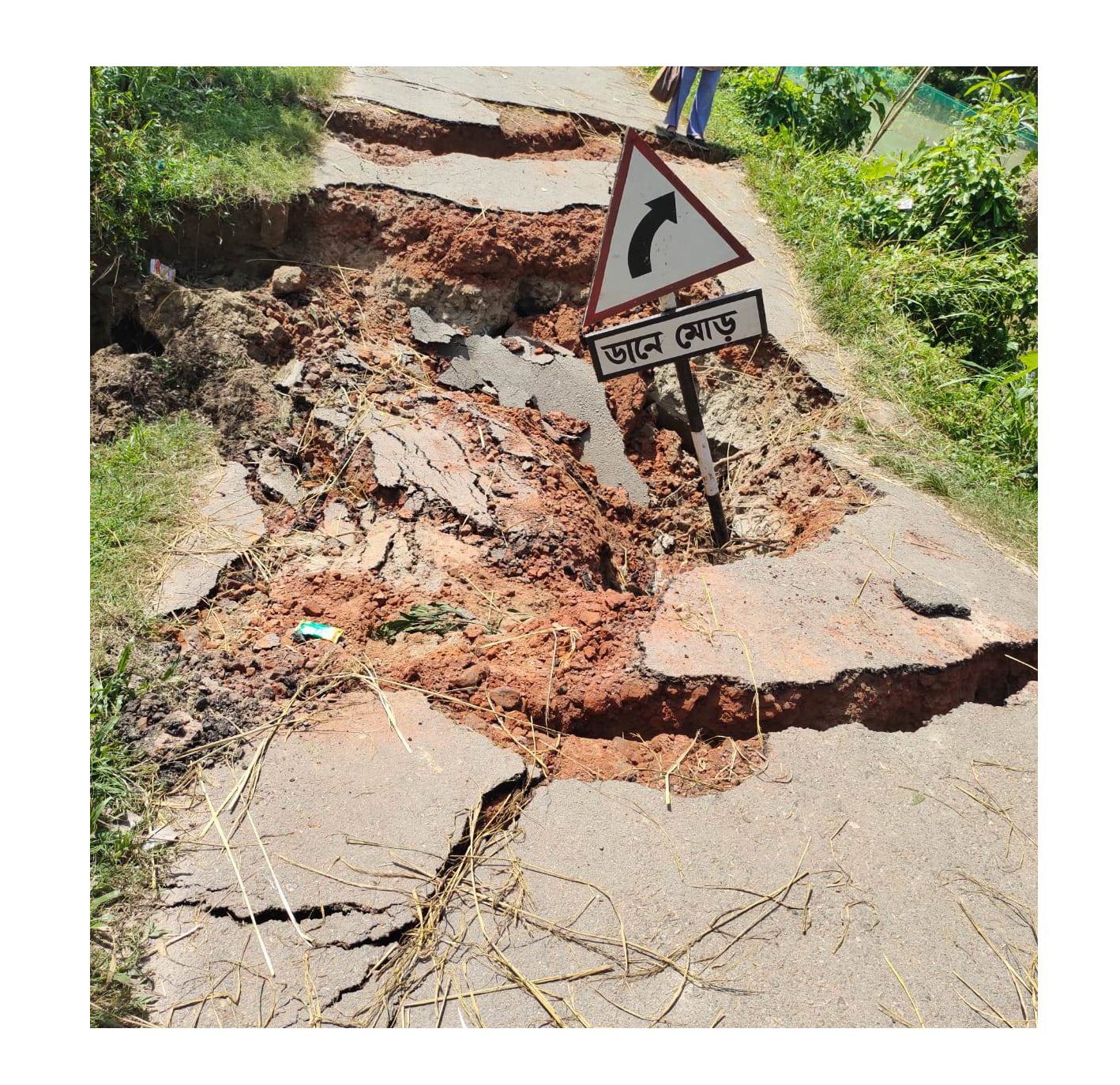 সড়ক দেবে ১২ গ্রামের মানুষের ভোগান্তি