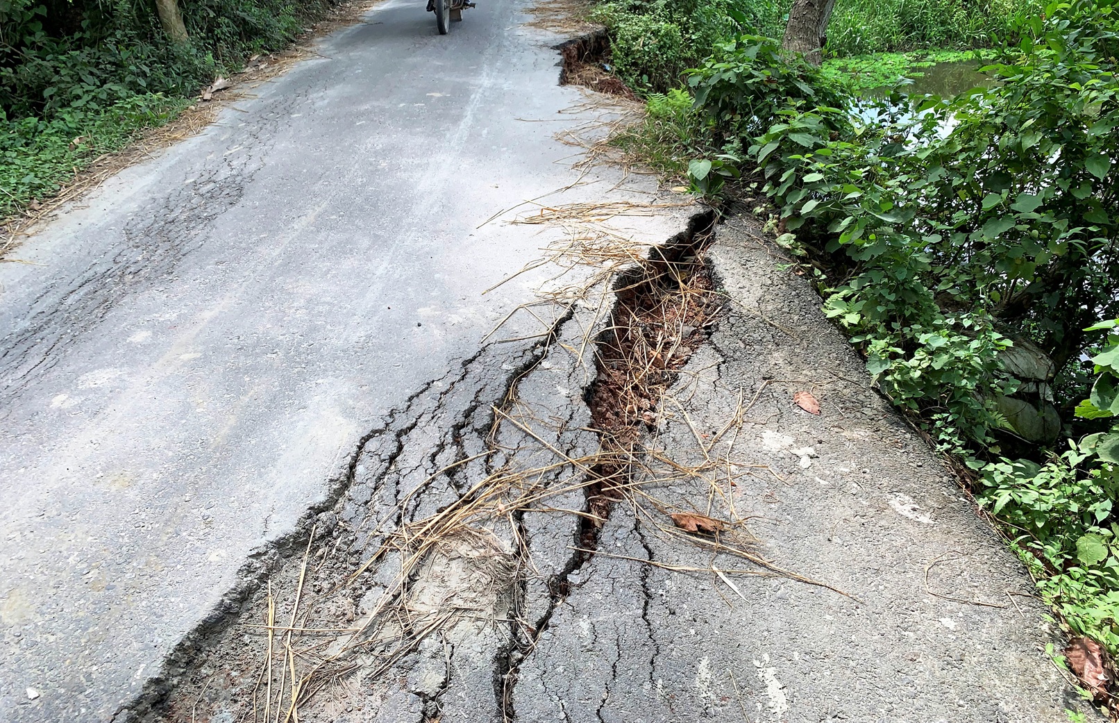 দেবে গেছে সোয়া তিন কোটি টাকার সড়ক