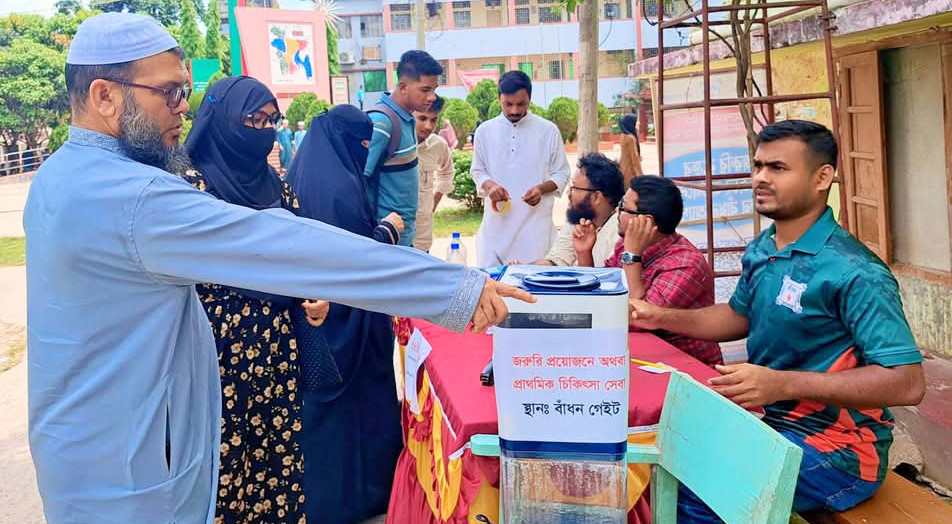 ভিক্টোরিয়া কলেজে ভর্তি পরীক্ষাদের পাশে বাঁধন