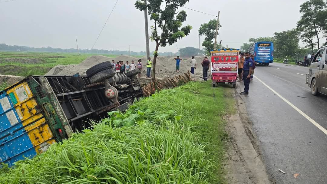 উদ্ধার কাজে আসা পুলিশের ভ্যানে কাভার্ডভ্যানের ধাক্কা, ৪ গাড়ি খালে