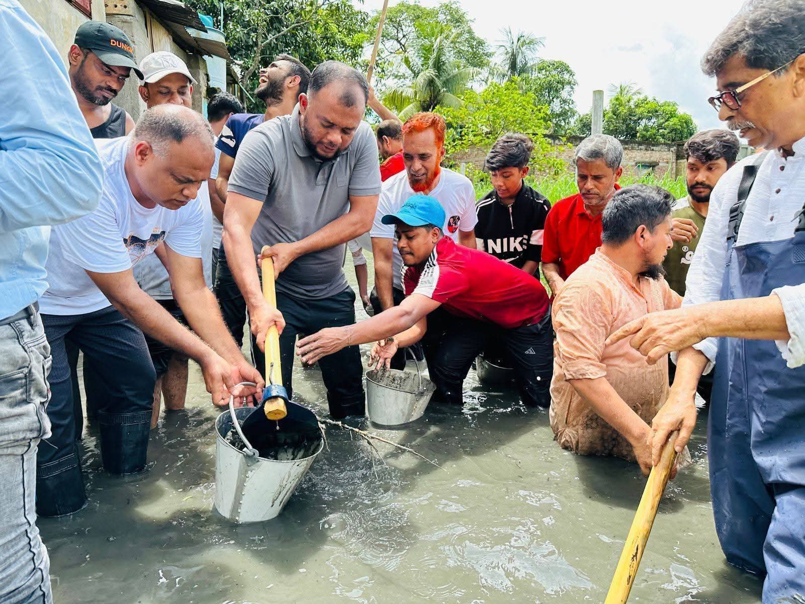 এবার জলাবদ্ধতা নিরসনে খালের ময়লা অপসারণে নেমেছে ‘বিবেক’