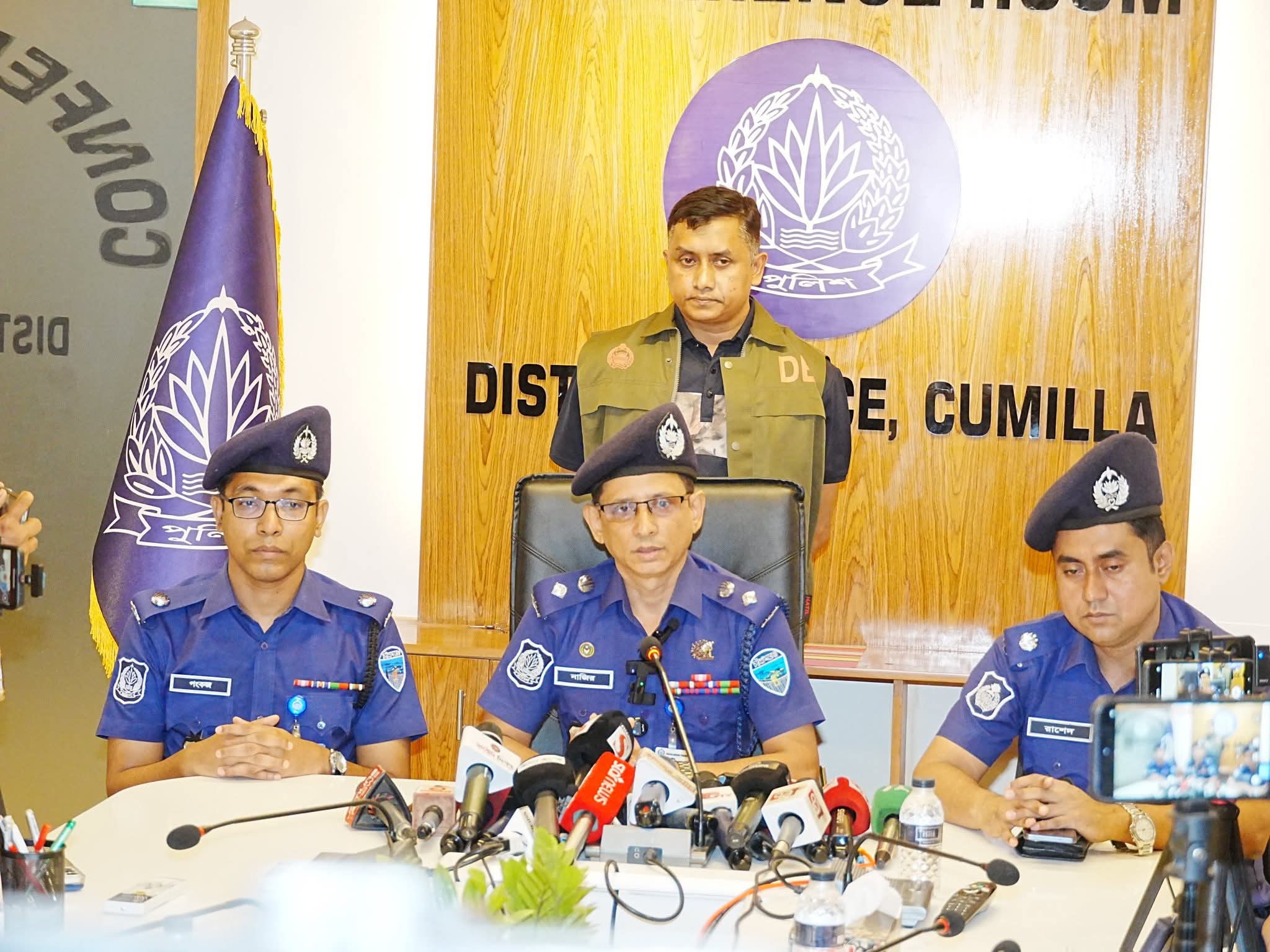 অস্ত্র ও মালামালসহ আন্তঃজেলা ১৪ ডাকাত গ্রেপ্তার