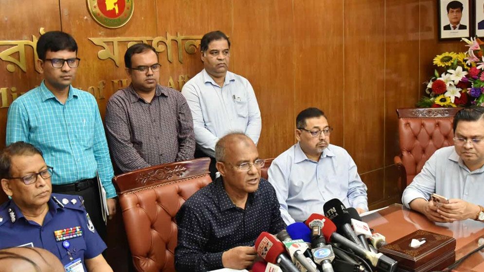 অপরাধী ও সন্ত্রাসীদের ধরতে চিরুনি অভিযানের ঘোষণা স্বরাষ্ট্র উপদেষ্টার