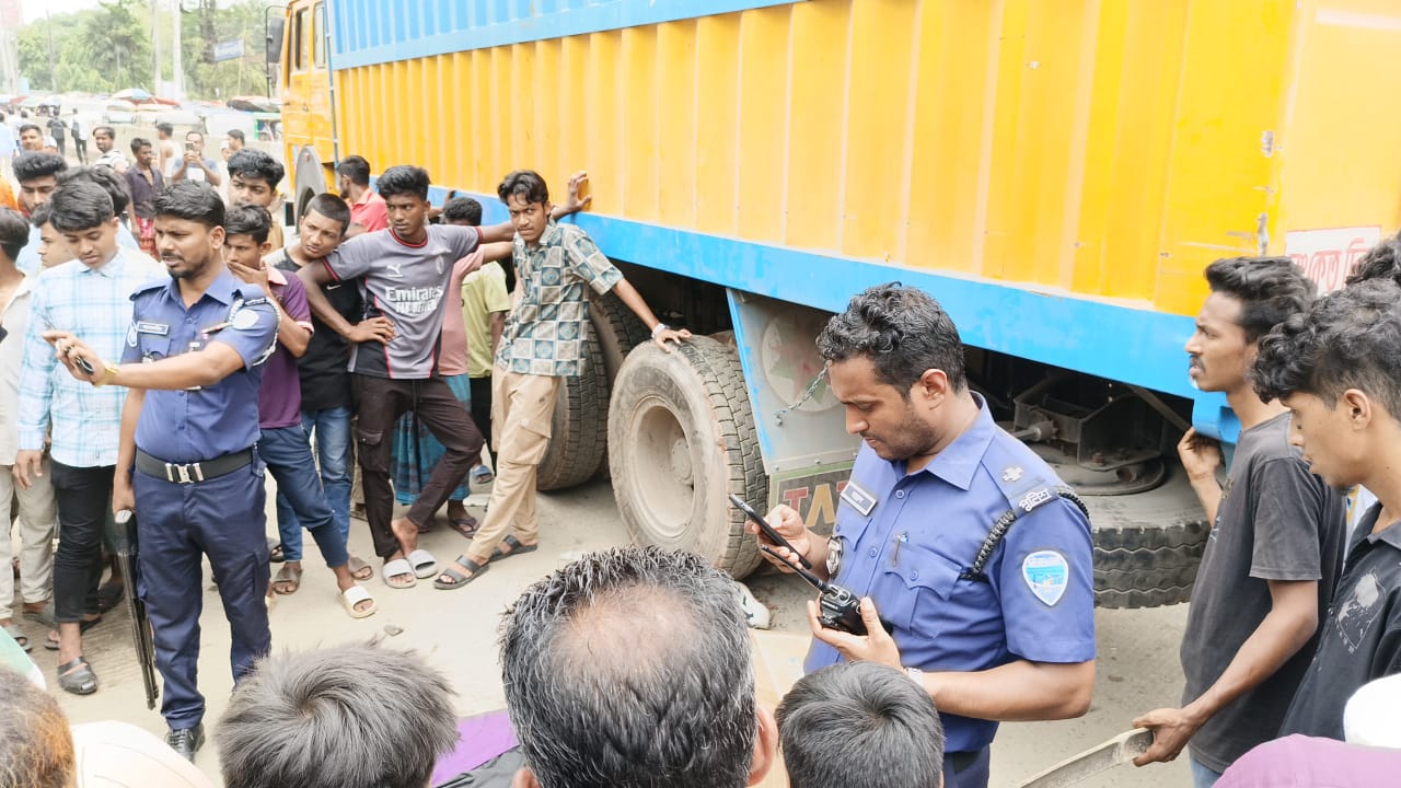 চাকরিতে যোগদানের পরদিন কাভার্ড ভ্যানচাপায় যুবক নিহত