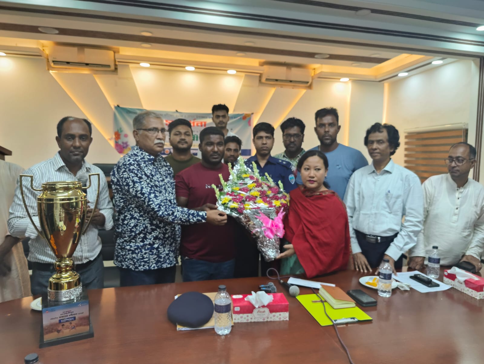 হোমনায় জব্বারের বলী খেলায় চ্যাম্পিয়ন বাঘা শরীফকে প্রশাসনের পক্ষ থেকে সংবর্ধনা