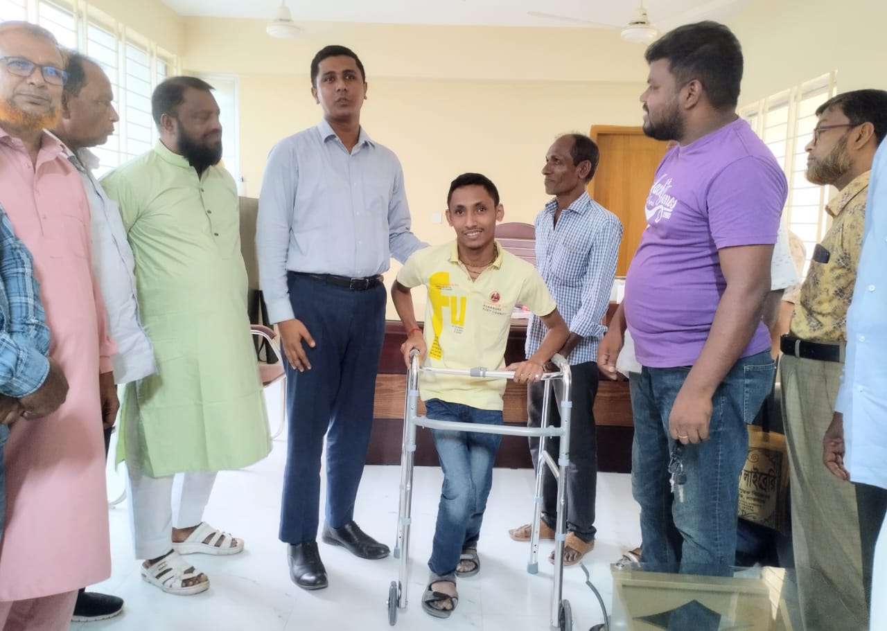 লাকসামে ইউএনও'র মানবিক উদ্যোগ
শারীরিক প্রতিবন্ধী শিক্ষার্থীকে ওয়াকার উপহার