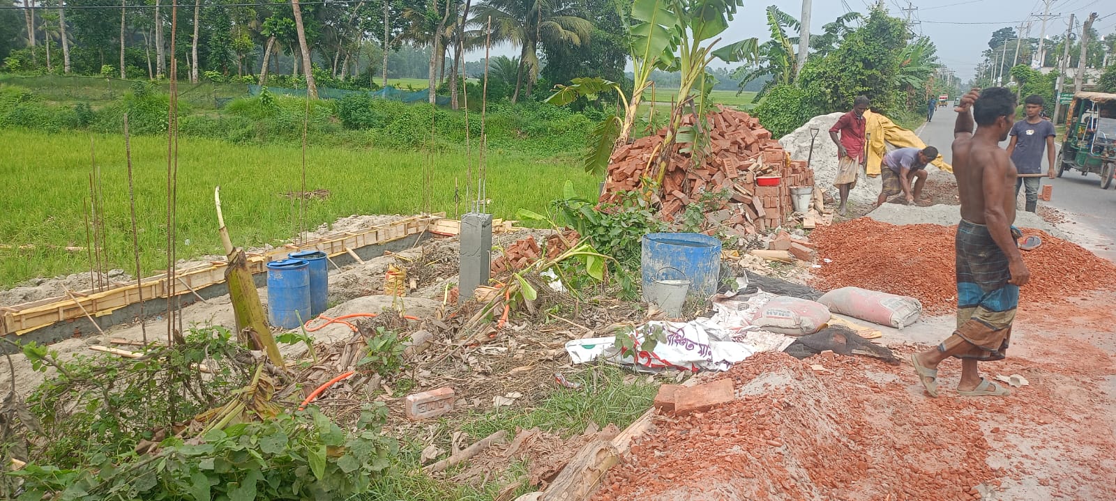 সওজের জায়গায় নিজের দাবি করে দোকান নির্মাণের অভিযোগ