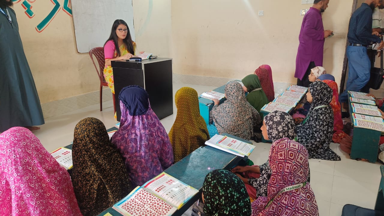 ক্ষুদে শিক্ষার্থীদের গনিত শিখালেন ইউএনও হিমাদ্রী খীসা