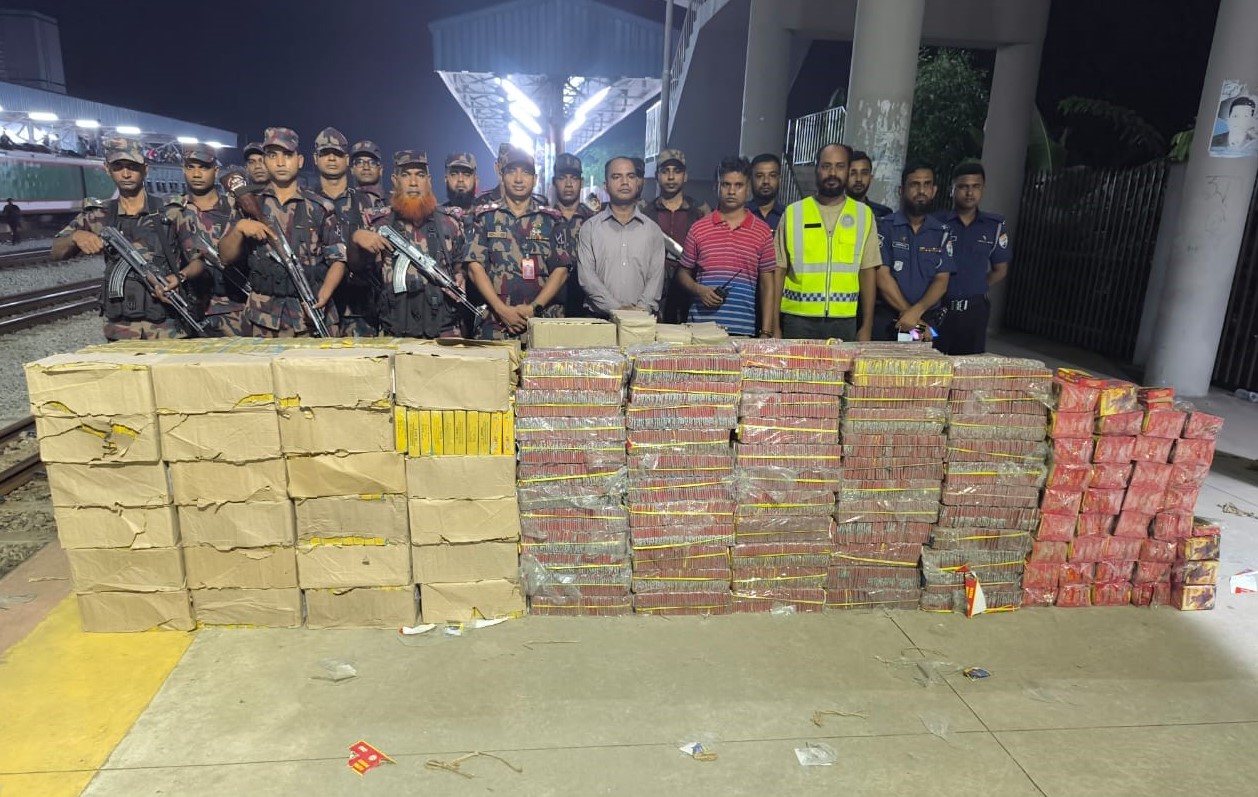 কুমিল্লায় ট্রেনে অভিযান চালিয়ে কোটি টাকার ভারতীয় বাজি আটক