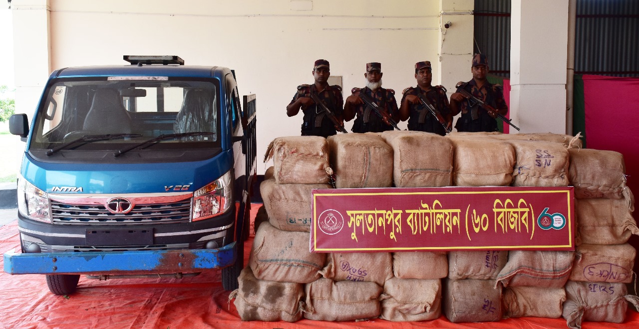 কুমিল্লায় বিজিবির অভিযানে ৩ কোটি টাকার ভারতীয় শাড়ি জব্দ