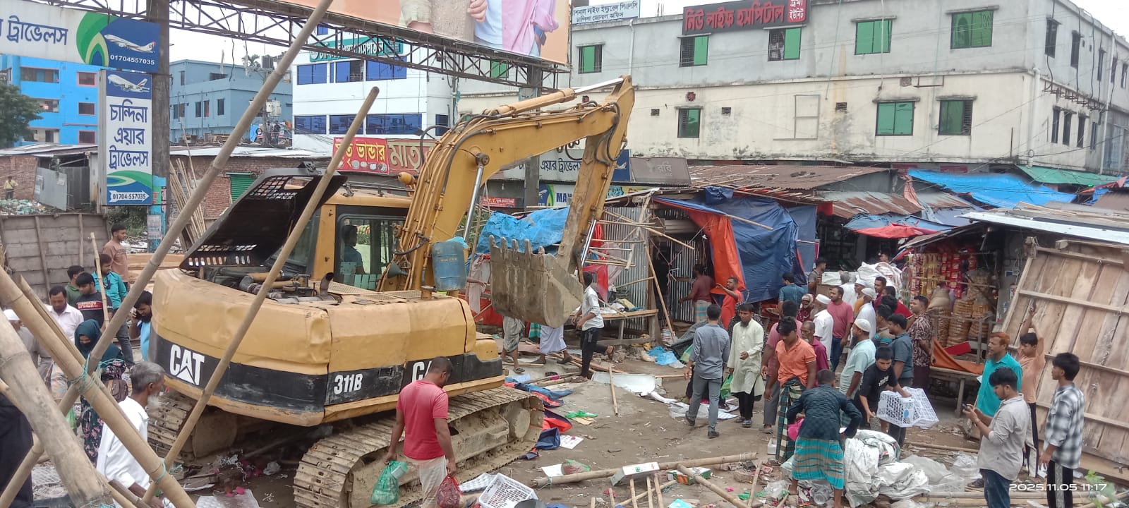চান্দিনায় বাগুর বাস স্ট্যান্ডে আবারও অবৈধ স্থাপনা উচ্ছেদে সওজের অভিযান