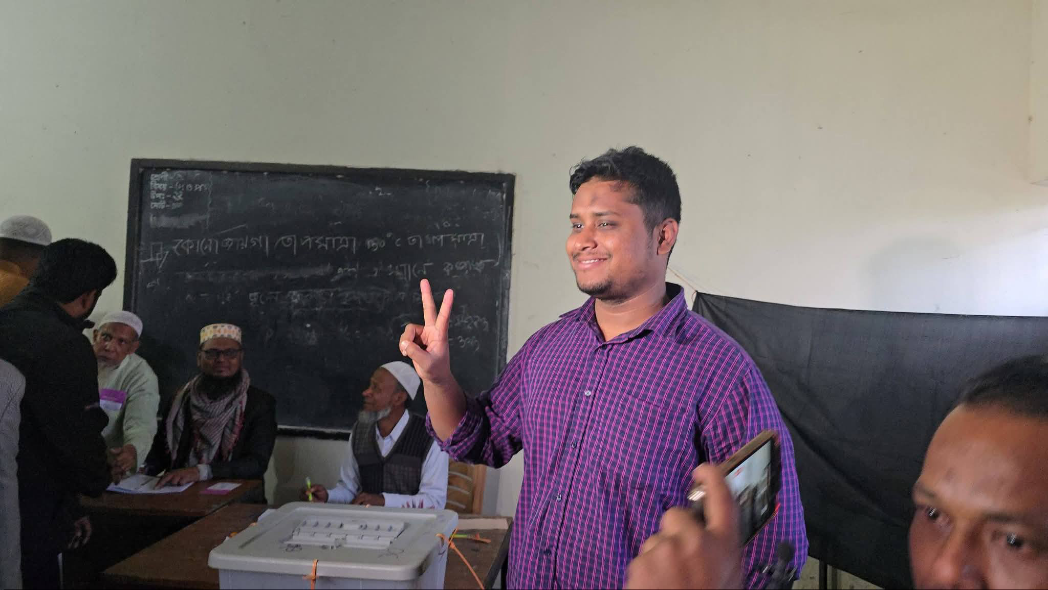 হাসনাত ভোট দিলেন তাঁর নিজ ভোট কেন্দ্রে