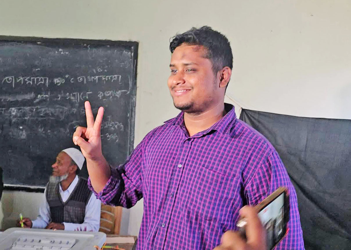 ৩৫ বছর পর দেবীদ্বারে আবারও নতুন ইতিহাস গড়লেন তরুণ জুলাই যোদ্ধা হাসনাত